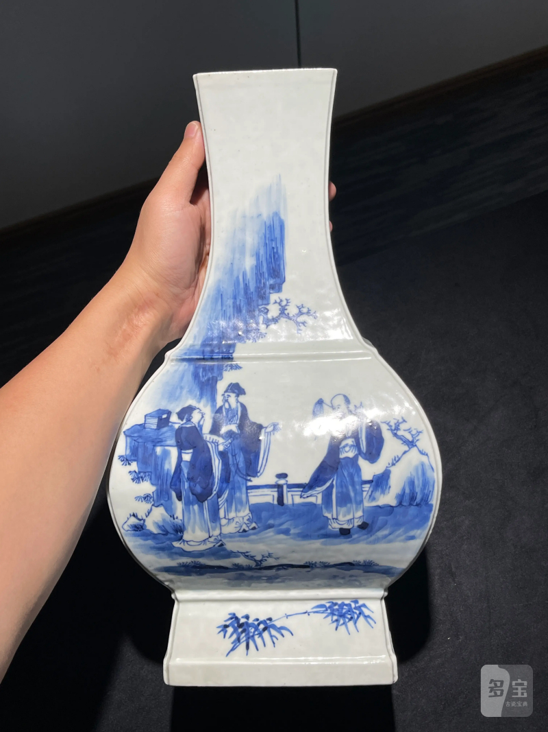 清中期 青花人物纹方瓶一对 - 图2